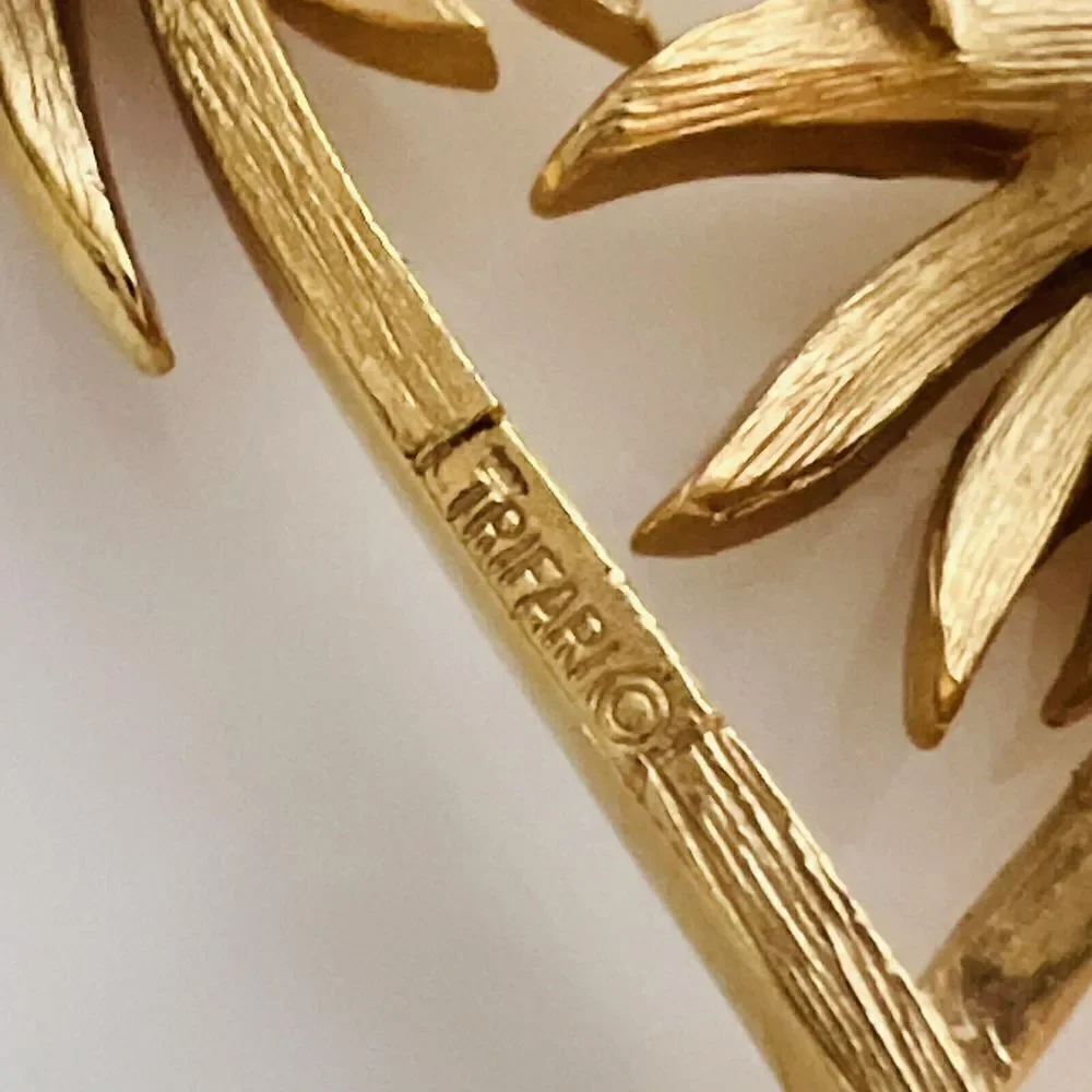 Vintage TRIFARI Brooch Signed Scottish Thistles Stem Gold Plate Huge RARE 4065